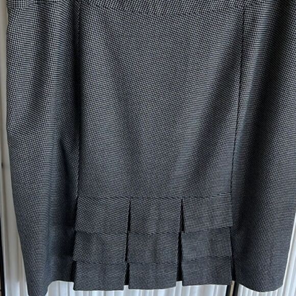 The Limited Ruffled Back Skirt Size 14 - Picture 3 of 5